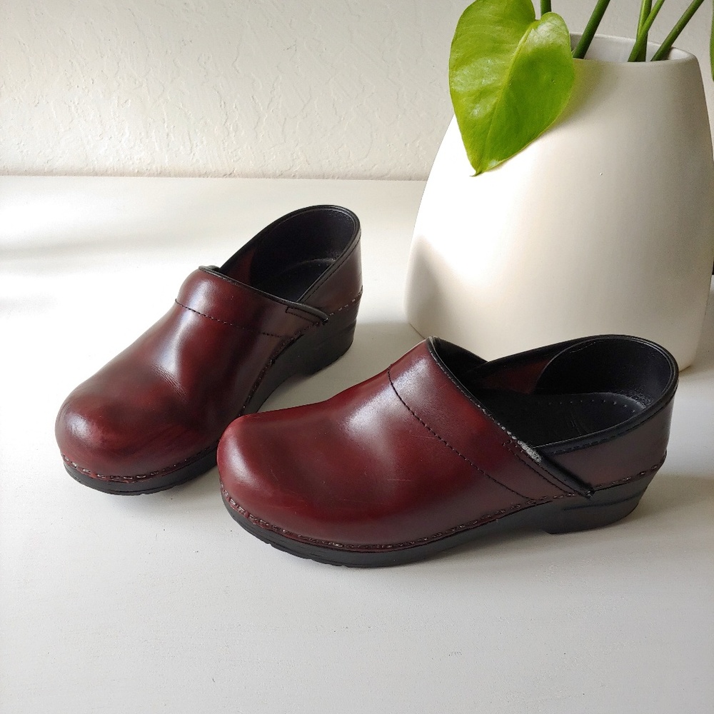 Dansko Clogs Dark Red Size 38 Nurse Shoes
